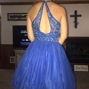 I’m selling a homecoming dress!